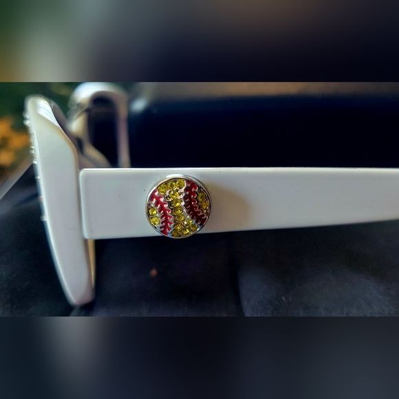 Magnolia and Vine sunglasses - Picture 5 of 7